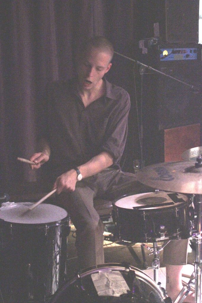 Max Rieger spielt Schlagzeug.