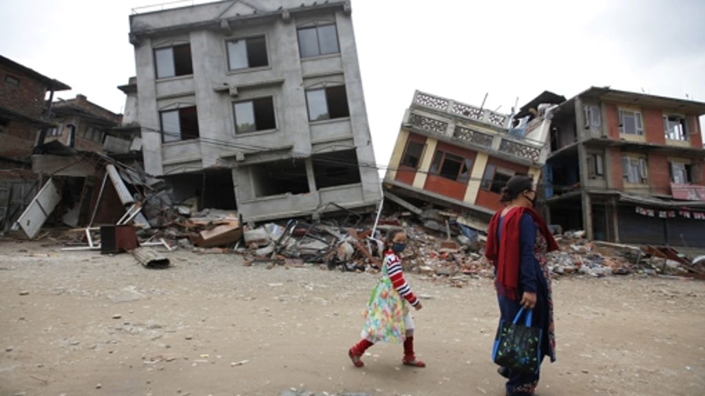  Der 21-jährige Yeshe Lang-Kway hat das Nepal-Erdbeben in der Nähe von Kathmandu miterlebt. Im Erdbebengebiet in Nepal sind viele Häuser nicht mehr bewohnbar. Bei der Versorgung hapert es an allem. 