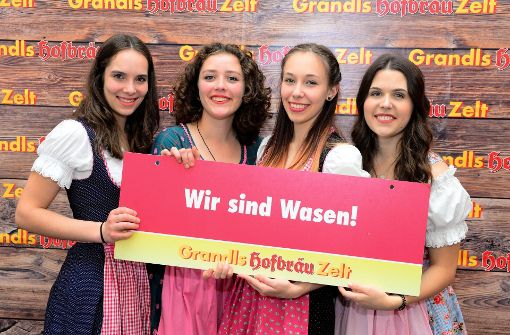 „Wir sind Wasen!“ – gute Stimmung herrschte am Samstagabend auch in Grandls Hofbräuzelt. Foto: 7aktuell.de/ Gero