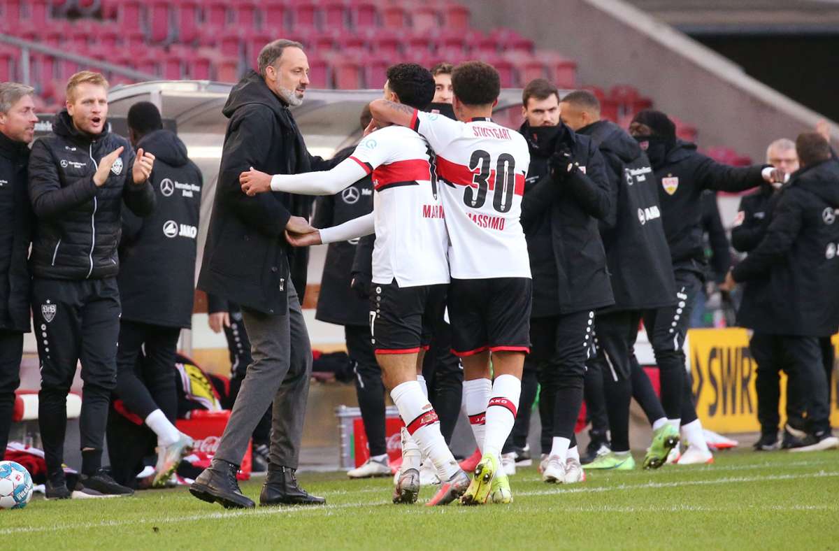 Der Torschütze holt sich bei VfB-Trainer Pellegrino Matarazzo die Glückwünsche ab.
