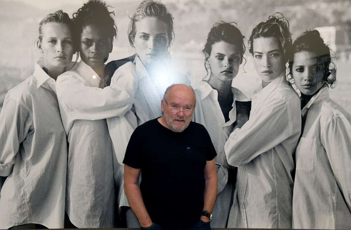 Dem deutschen Fotografen Peter Lindbergh (1944-2019) wurden schon mehrere Ausstellungen gewidmet. Hier stand er im Jahr 2017 in München (Bayern) in der Ausstellung „Peter Lindbergh - From fashion to reality“ vor seinem berühmt gewordenen Foto mit vielen späteren Supermodels „White Shirts (Class of ‚88)“ in der Hypo Kunsthalle.