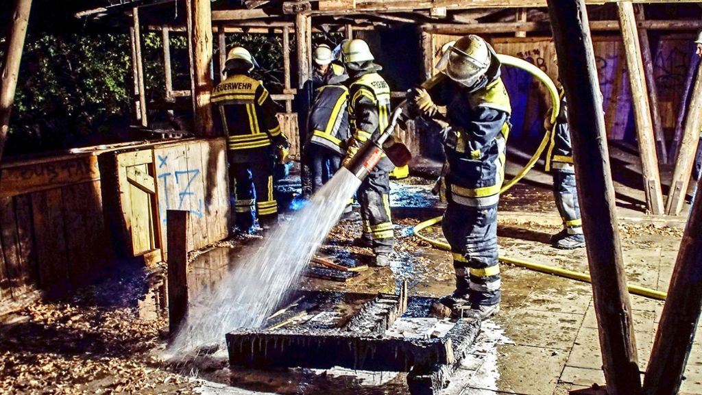 Feuerwehreinsatz in Renningen: Brandstiftung  an der  Bergwaldhalle