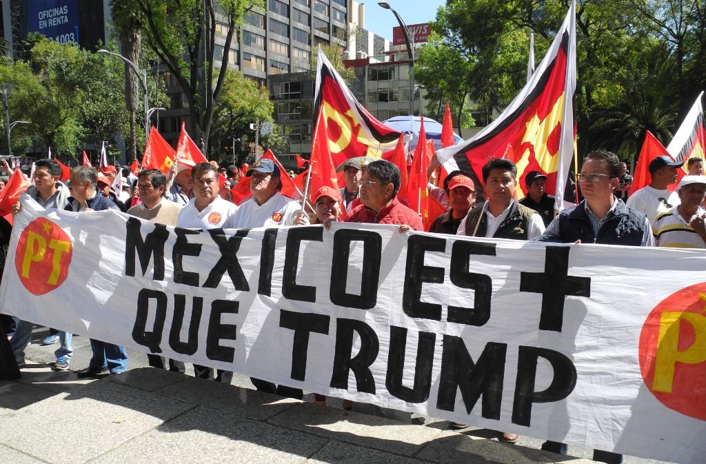 „Donald Trump - Hass-Säer“ und „Mexiko ist mehr als Trump“ war auf den Transparenten der Demonstranten zu lesen.