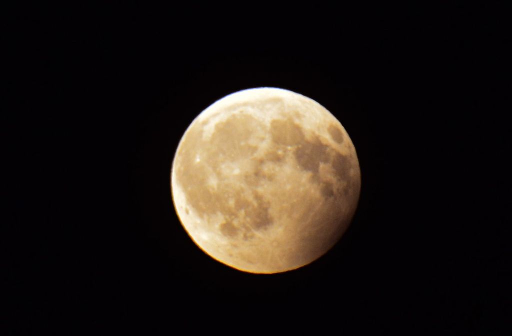 Hier ist die Mondfinsternis von Stuttgart aus fotografiert.