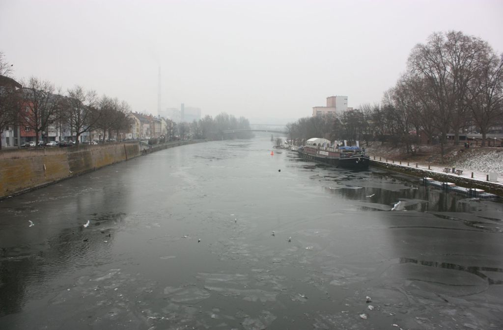 Eisschollen bilden sich und treiben auf dem Fluss: