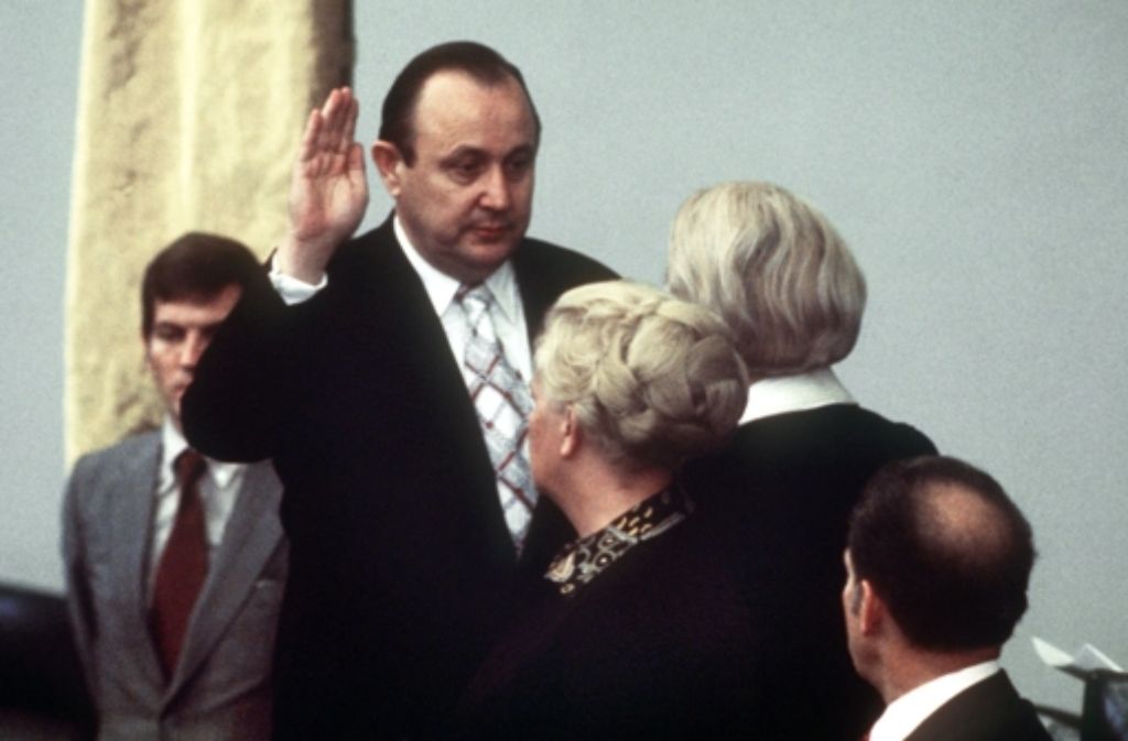 Von 1974 bis 1992 war er (Mitte) deutscher Außenminister. Dieses Bild zeigt ihn beim Amtseid am 17. Mai 1974.