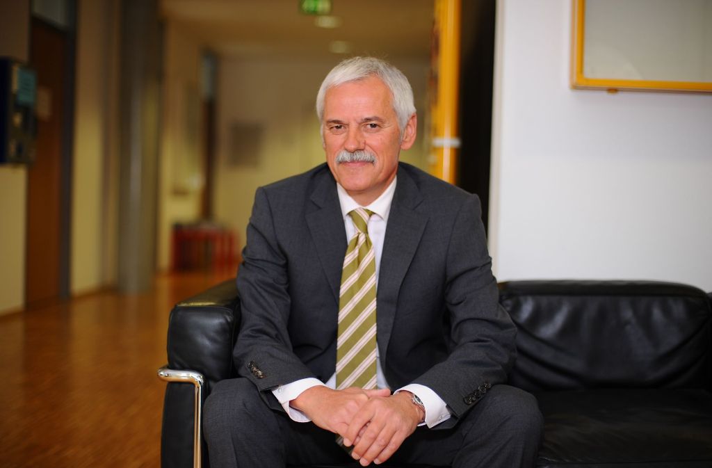 Willi Diez war bis 1991 bei der Daimler AG tätig, zuletzt als Vorstandsreferent. Heute ist er Professor an der Hochschule für Wirtschaft und Umwelt Nürtingen/Geislingen.