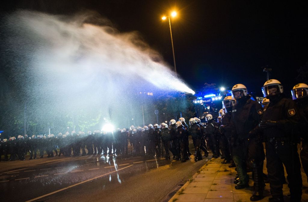 Am Dienstagabend ist es in Hamburg zu Ausschreitungen zwischen der Polizei und G20-Gegnern gekommen.