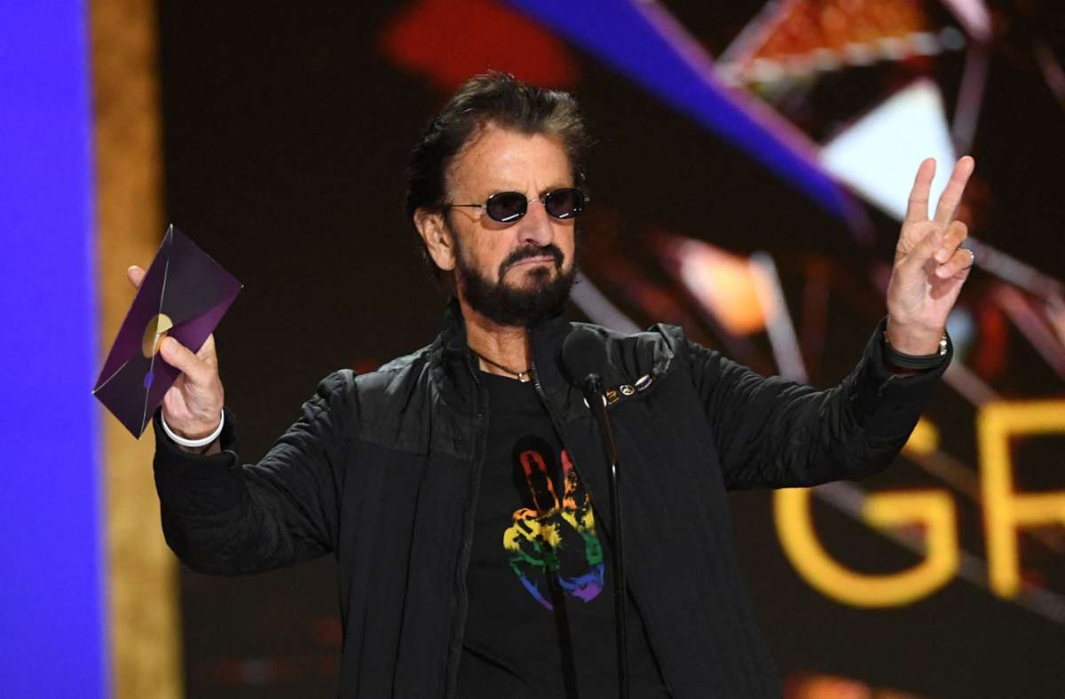 Ringo Starr präsentiert den Preis für die beste Aufnahme des Jahres.