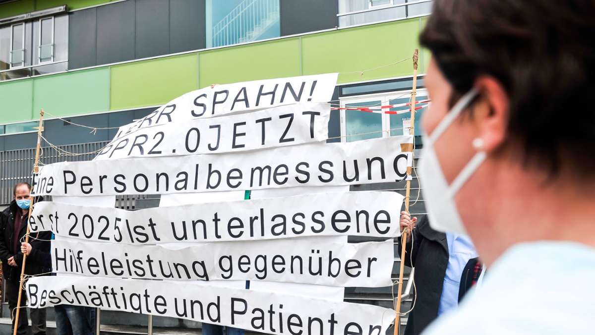  Vor dem Klinikum Stuttgart haben Pflegekräfte am Montag mit einer Fotoaktion eine bedarfsorientierte Personalbemessung gefordert. 