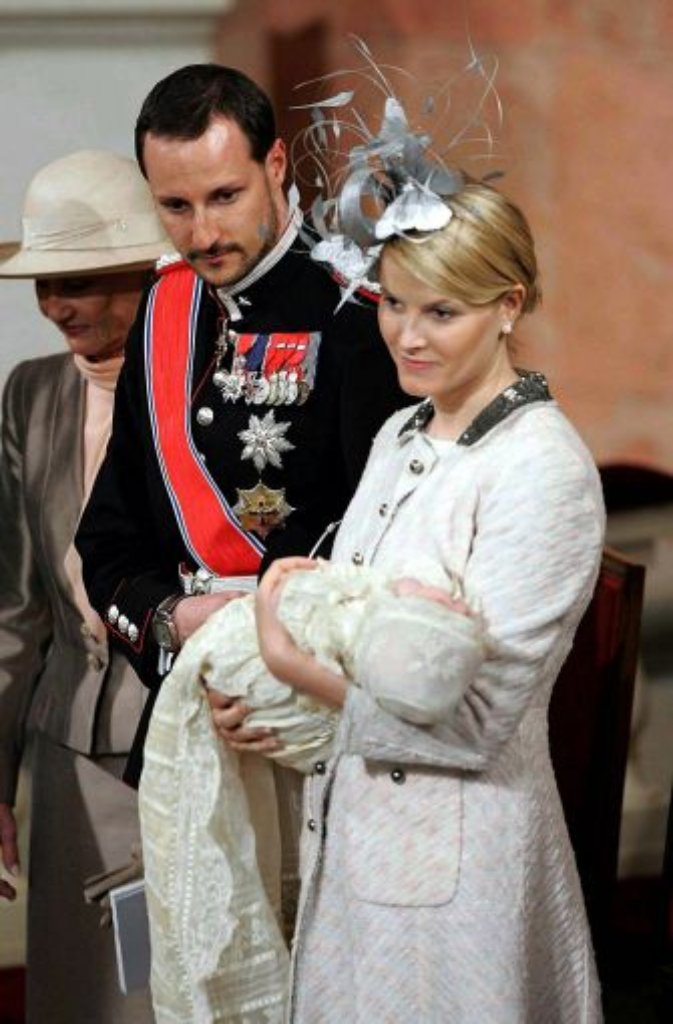 Im April 2004 wird die kleine Prinzessin getauft. Ihre Paten: Ihr Großvater, König Harald, Kronprinz Frederik von Dänemark, Kronprinzessin Victoria von Schweden, Kronprinz Felipe von Spanien, ihre Tante Märtha Louise und ihre Großmutter Marit Tjessem.