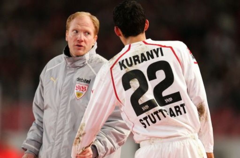 Im März 2005 kann der VfB Stuttgart unter Trainer Matthias Sammer (rechts, mit Kevin Kuranyi) die Freiburger mit 1:0 besiegen.