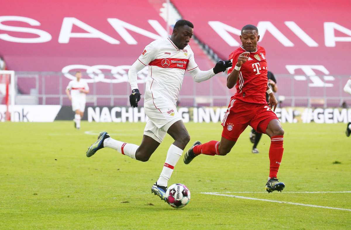 Silas Wamangituka im Laufduell mit Bayern-Star David Alaba – kurz danach riss beim Stürmer des VfB da Kreuzband im rechten Knie. Der Kongolese fällt sechs bis neun Monate aus und verpasst damit nicht nur den Rest der laufenden Saison, sondern wohl auch den Start der Spielzeit 2021/2022.