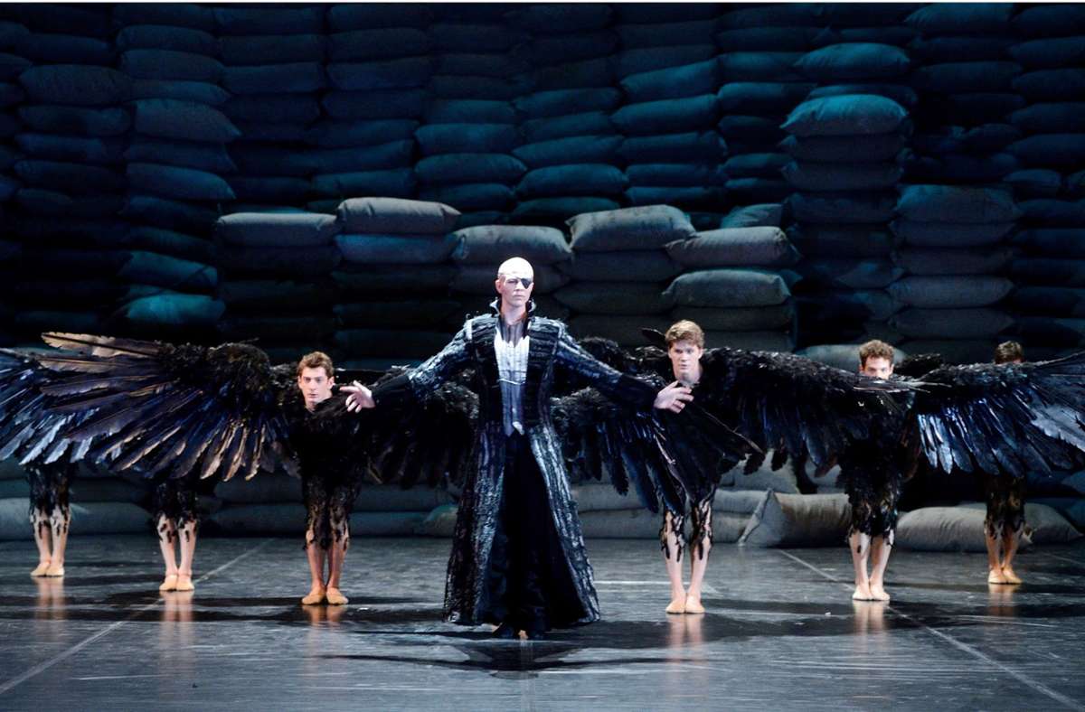 Die erfolgreiche Uraufführung von Demis Volpis Umsetzung von „Krabat“ fürs Stuttgarter Ballett brachte ihm 2013 die Ernennung zum Haus-Choreografen der Kompanie. Den dunklen Meister tanzte Marijn Rademaker.