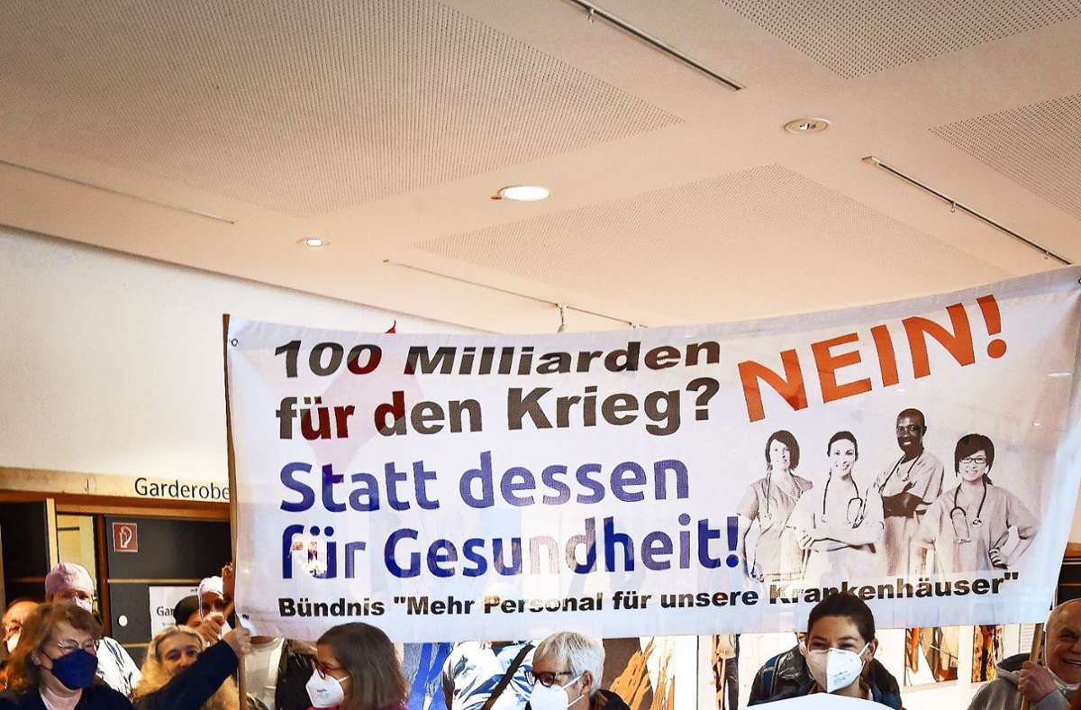 Pflegekräfte des städtischen Klinikums streiken im Stuttgarter Rathaus.