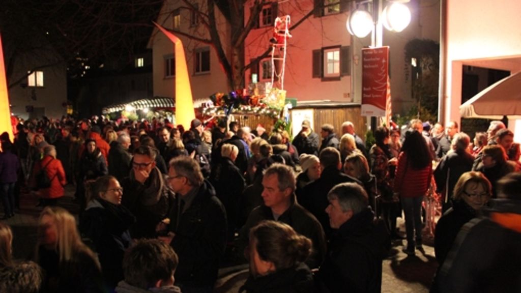 Weihnachtsmarkt in Stuttgart-Feuerbach: Geschmückte Buden im Lichterglanz