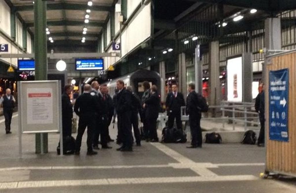 Bahnmitarbeiter sind am Hauptbahnhof Stuttgart vor Ort, um die Bahnreisenden zu informieren