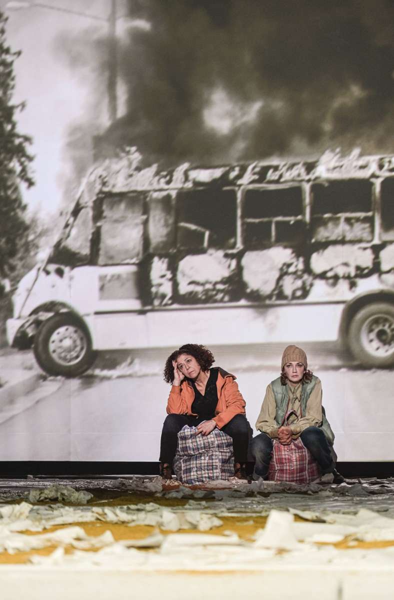 Krieg ist Thema in Wajdi Mouawads emotional starkem Text „Verbrennungen“ in der Regie von Burkhard C. Kosminski mit den starken Schauspielerinnen Salwa Nakkara und Evgenia Dodina (v. li.).