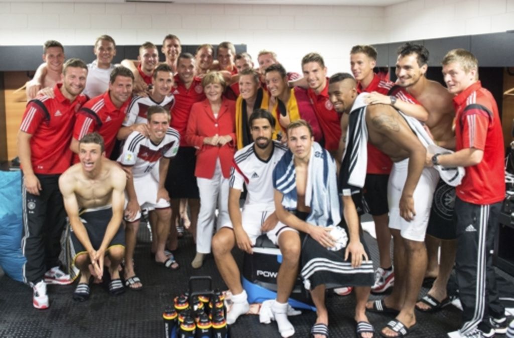 Bundekanzlerin Angela Merkel besucht die DFB-Elf nach dem 4:0-Sieg gegen Portugal in der Kabine. Weitere Bilder der Partie sehen Sie in der Fotostrecke.