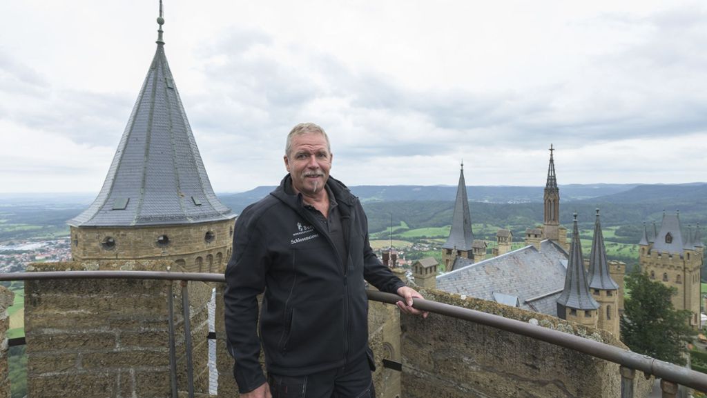  Joachim Piller erledigt Aufgaben eines Hausmeisters. Das „Haus“ hat allerdings goldene Decken, mehr als 300 Zimmer und Hunderttausende Besucher im Jahr: Burg Hohenzollern. 
