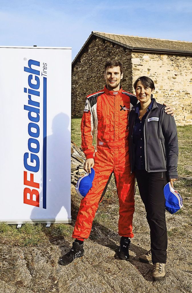 Der Deizisauer Rallye-Fahrer Markus Walcher mit einer Repräsentantin des Reifenherstellers