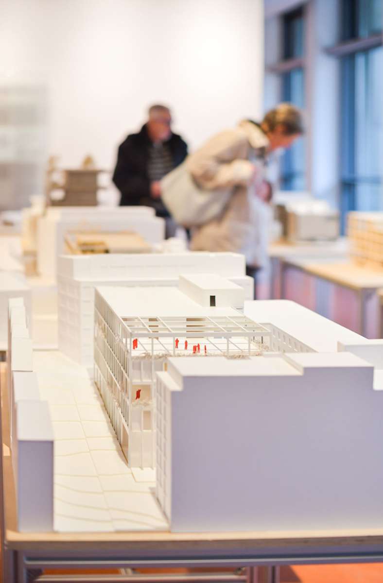 Die Ausstellung Haus der Kulturen mit zwölf Entwürfen von Studierenden der Uni Stuttgart, Institut für Raumkonzeption und Grundlagen des Entwerfens, ist bis zum bis zum 25. Januar 2023 im zweiten Stock des Stuttgarter Rathauses zu sehen.