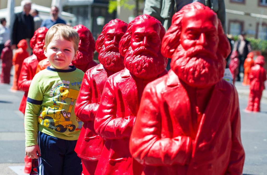 „Das Kapital“ ist Geschichte, doch Marx’ Ideen leben fort (Marx’ Figuren des Konzeptkünstler Ottmar Hörl in Trier, 2013).