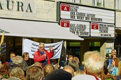 Kuriose Konstellation in Konstanz: der Theaterintendant Christoph Nix (am Mikrofon) kämpft für die Rettung des Kinos. Foto: Lutz  Rauschnick