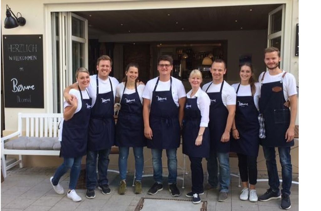 Das Bønne-Team verbreitet auch beim Bedienen dänische Gemütlichkeit. Links: Die Café Besitzer und Betreiber Kirstin Sengenberger und Manuel Horn.