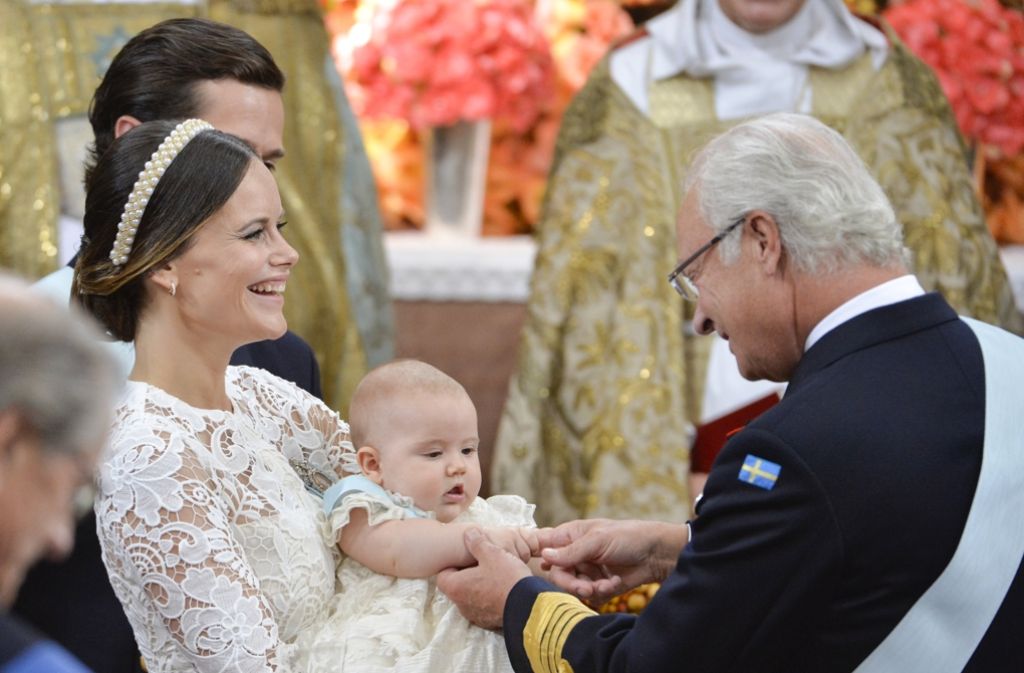 Prinzessin Sofias und Carl Philips Stolz ist unverkennbar: Am Freitag ist ihr erstes gemeinsames Kind, Prinz Alexander, getauft worden.