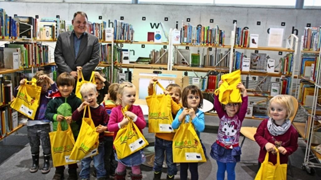 Bürgermeister Alexander Ludwig wird am bundesweitem Vorlesetag zum Leseonkel. Kindergartenkinder freuen sich über eine Gute-Nacht-Geschichte. 