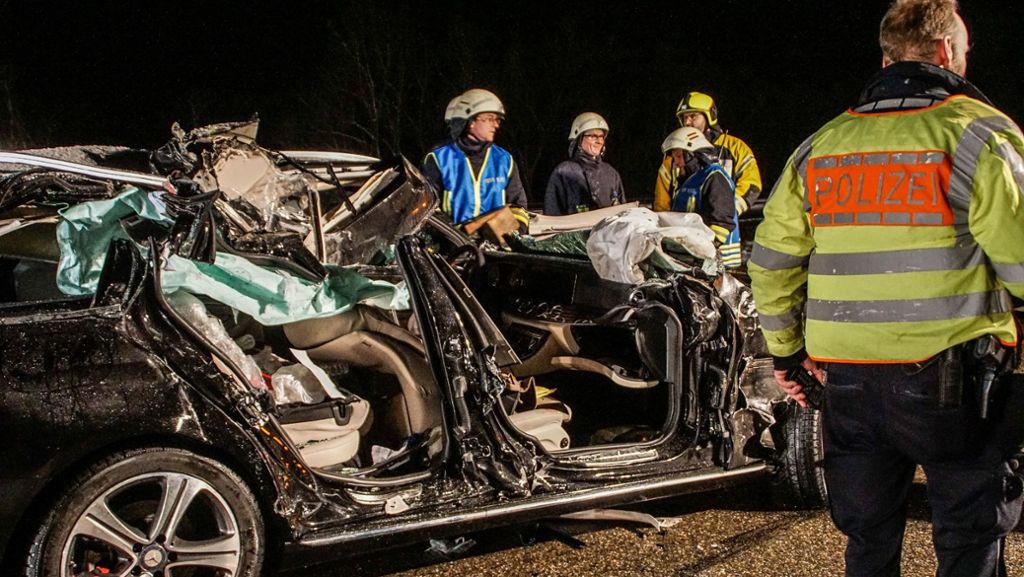 Schwerer Unfall auf A81 bei Rottweil: Auto kracht in Sattelzug - Beifahrer stirbt