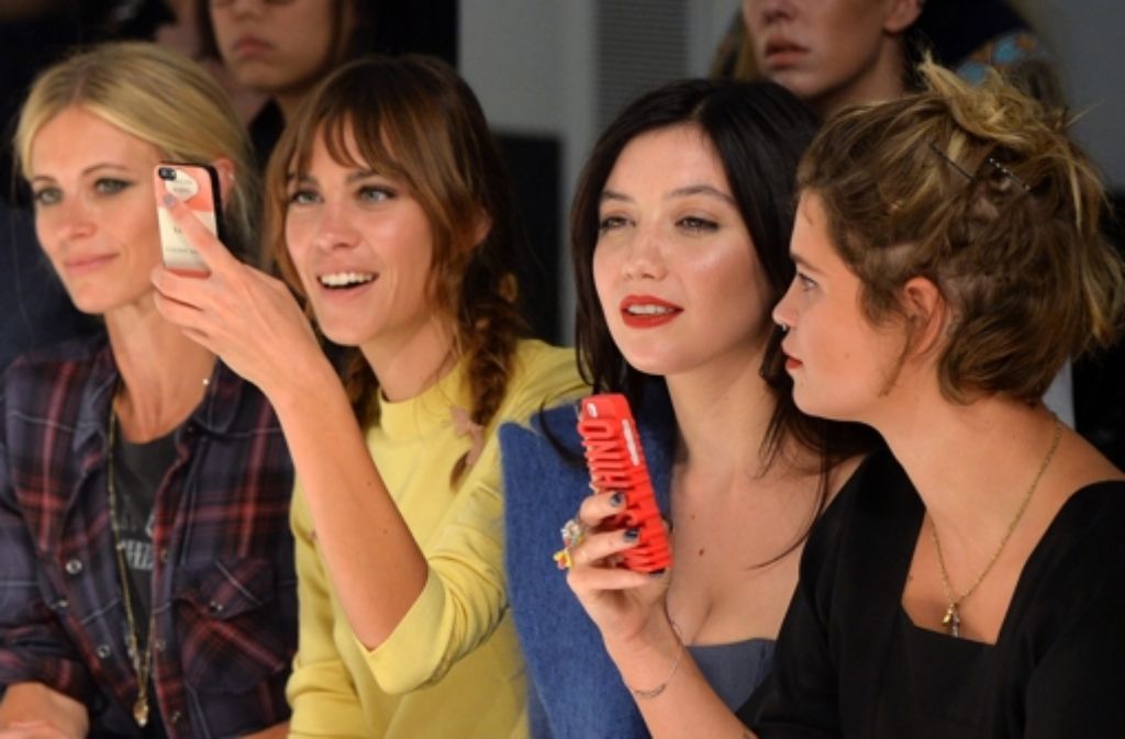 Bei der Londoner Fashion Week in der ersten Reihe: Alexa Chung (im gelben Pulli), Daisy Lowe und Pixie Geldof (rechts)