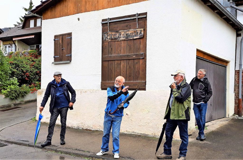 Vor dem ehemaligen Kalkwerk an der Döffinger Straße erzählt Hans Porst (2.v.l.), wie dort gearbeitet wurde. Mit dabei sind die Vorstände des Heimatvereins Schafhausen Ernst Haag, Helmut Gall und Markus Wiech (v.l.)