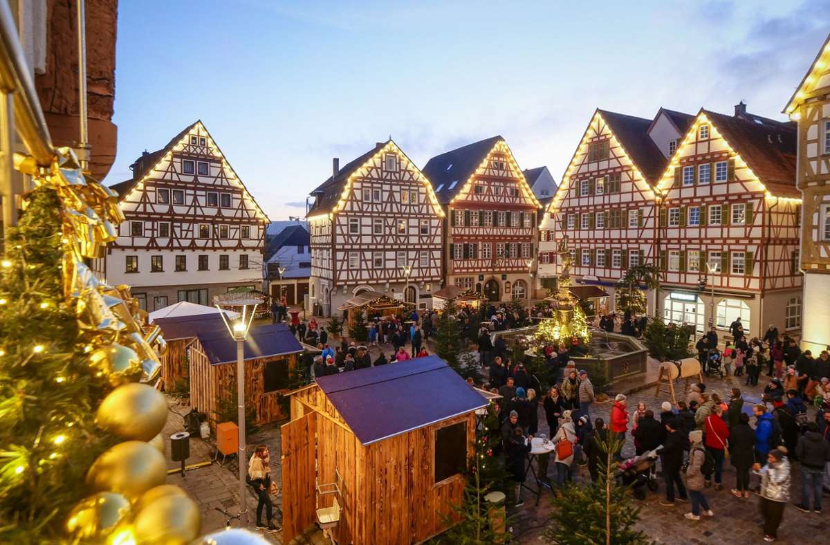 Das Adventsdörfle auf dem Marktplatz in der Leonberger Altstadt findet an allen vier Adventswochenenden statt.