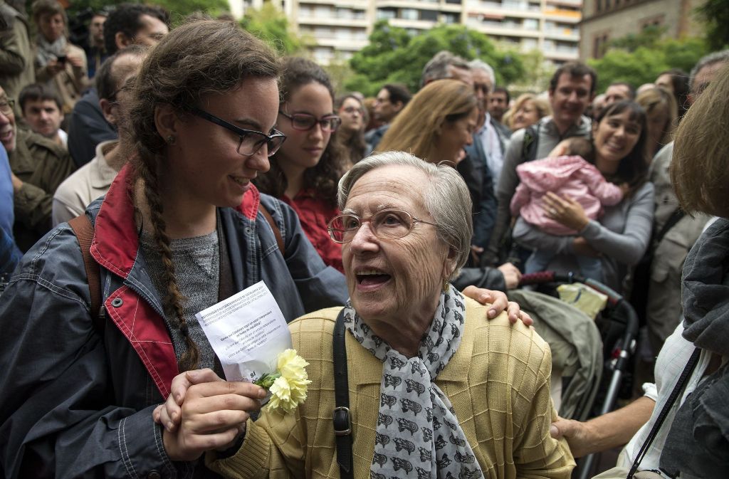 Eine 92-jährige Frau wartet am 01.10.2017 vor der Escola de Treball Schule in Barcelona (Spanien), um ihre Stimme beim Referendum abzugeben.