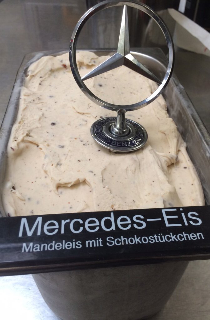 "Mercedes-Eis" - das Eis mit dem Stern ist eine Kreation der Eisdiele Pinguin am Eugensplatz.