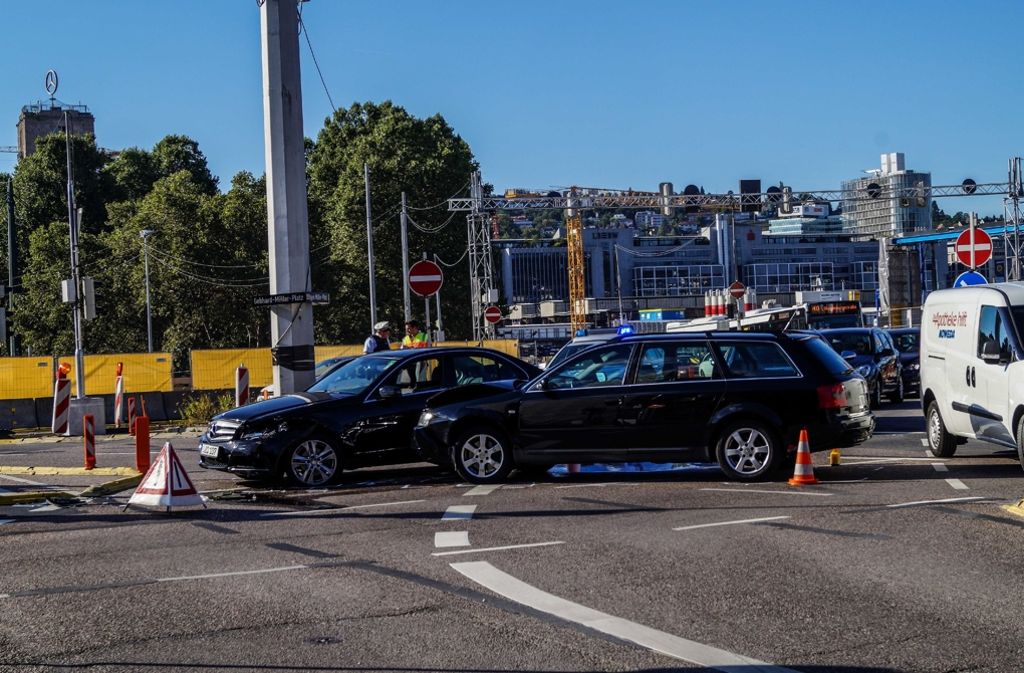 Durch den Unfall kam es zu erheblichen Verkehrsbehinderungen, vor allem aus Richtung Arnulf-Klett-Platz.