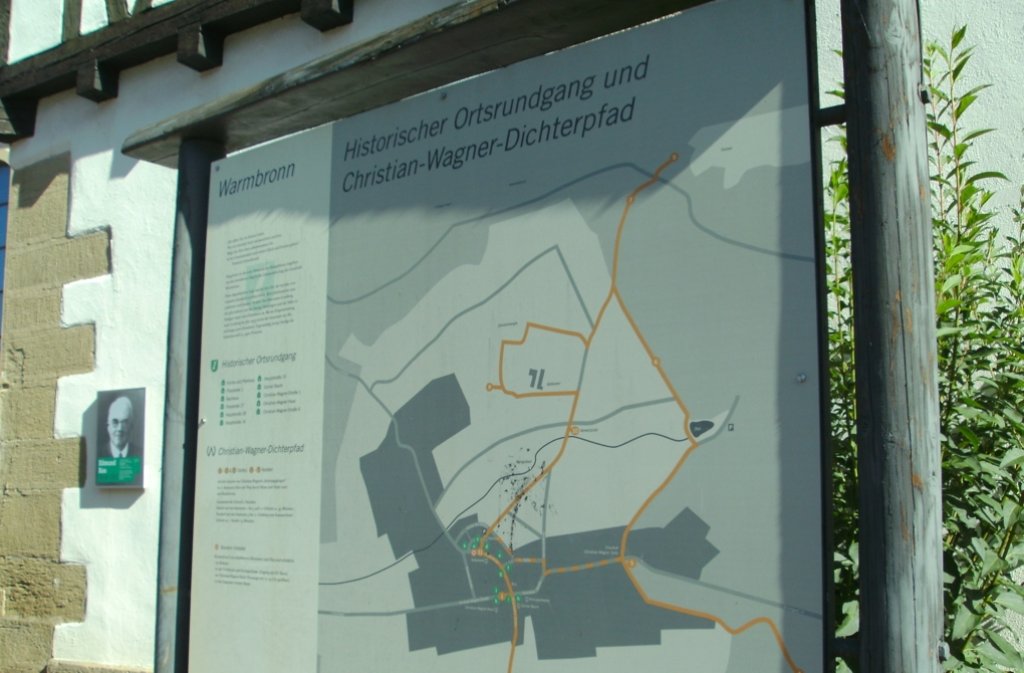 Vor der Kirche steht eine große Info-Tafel mit dem Verlauf des Dichterpfads und anderen Sehenswürdigkeiten in Warmbronn. Von hier bis zum Ausgangspunkt am Christian-Wagner-Haus sind es nur ein paar Schritte.