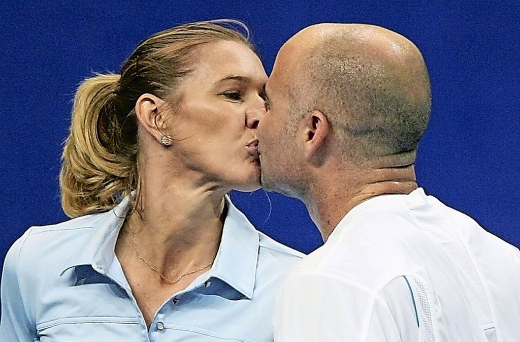Promi-Kuss II: Auch ein Paar, das mit öffentlichen Küssen nicht zurückhaltend ist: das berühmteste Paar des Tennissports Steffi Graf und Andre Agassi.