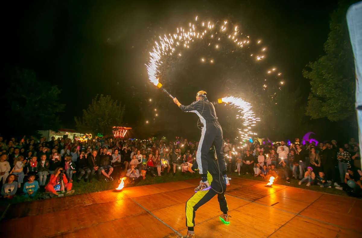 Akrobatische Feuershow beim Feuerwerksfestival „Flammende Sterne“ in Ostfildern.