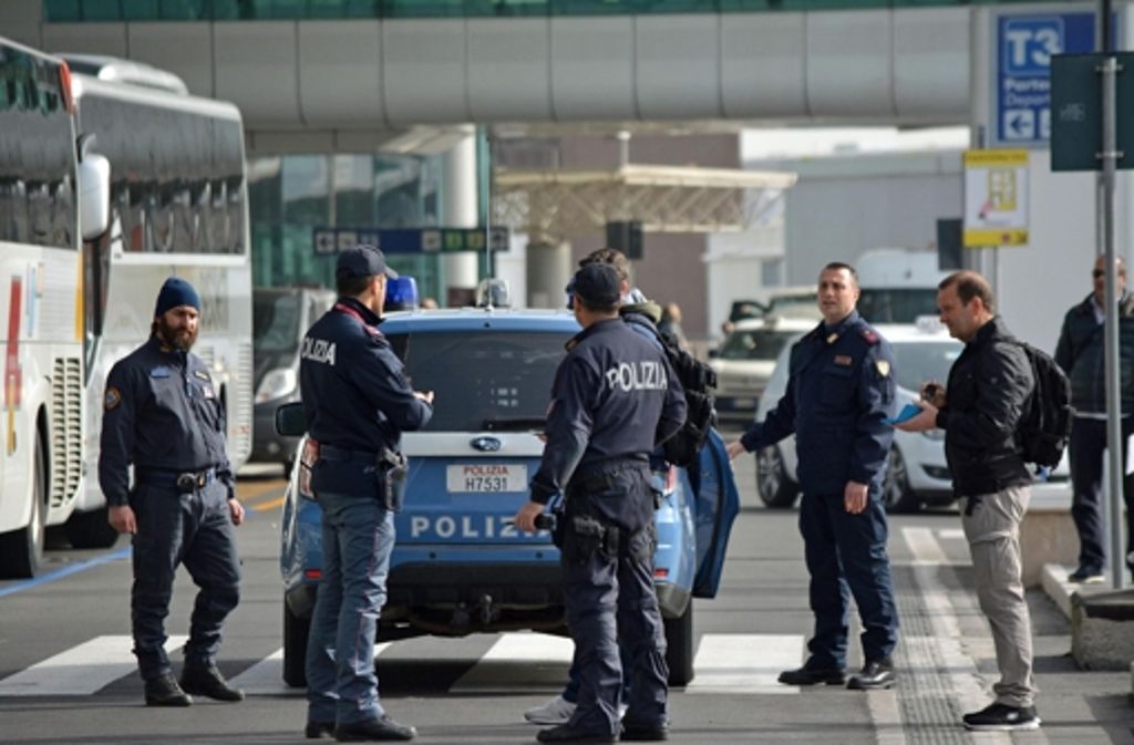 Am Flughafen Fiumicino in Rom hat man als Reaktion auf die Anschläge in Brüssel die Sicherheitsvorkehrungen verstärkt. Auch an den Flughäfen in Paris, London, Prag, Genf, Amsterdam, Frankfurt und Bukarest wurden schärfere Sicherheitsmaßnahmen eingeleitet.