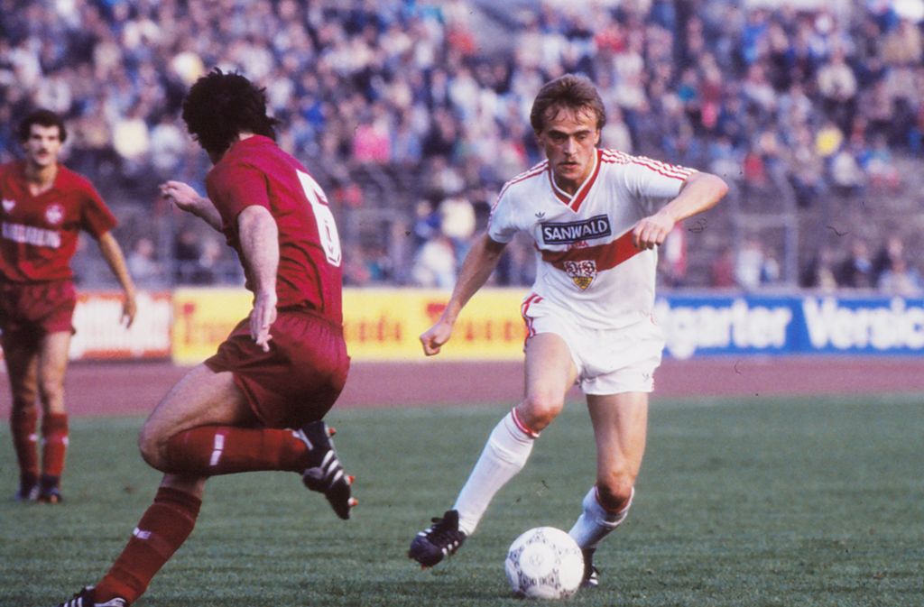Protagonisten mit Vergangenheit beim VfB Stuttgart und bei Arminia Bielefeld: Von 1980 bis 1996 spielte Günther Schäfer (re.) für den VfB und wurde zweimal deutscher Meister. Später war er unter anderem Fanbetreuer, Co-Trainer und Leiter der Fußballschule. Aktuell ist er Teambetreuer beim Zweitligateam.