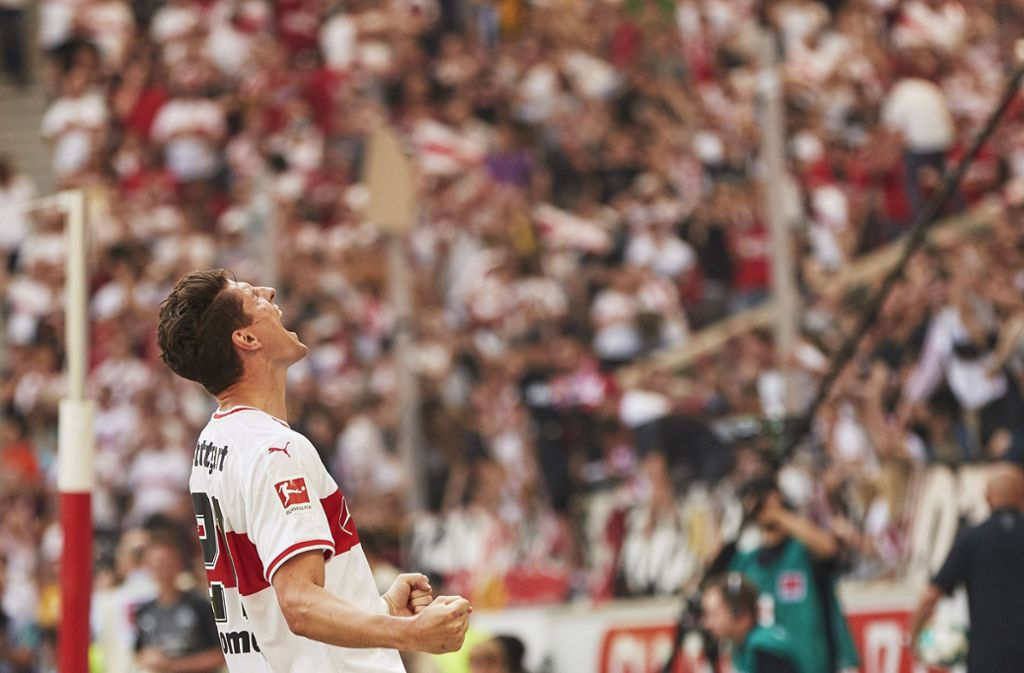 Mario Gomez feiert mit den Fans des VfB Stuttgart: 2:0 gegen die TSG Hoffenheim.