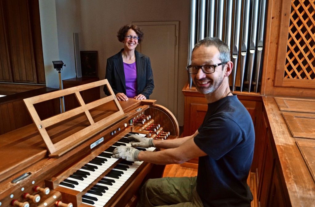Die Pfarrerin Elisabeth Jooß und Orgelbauer Reinhard Metzger bewundern die frisch sanierte Orgel. Die deutlichste Veränderung wird wohl der neue, lautere Klang in den Kirchenraum hinein sein. Weitere Eindrücke von der Sanierung gibt es in unserer Fotostrecke.
