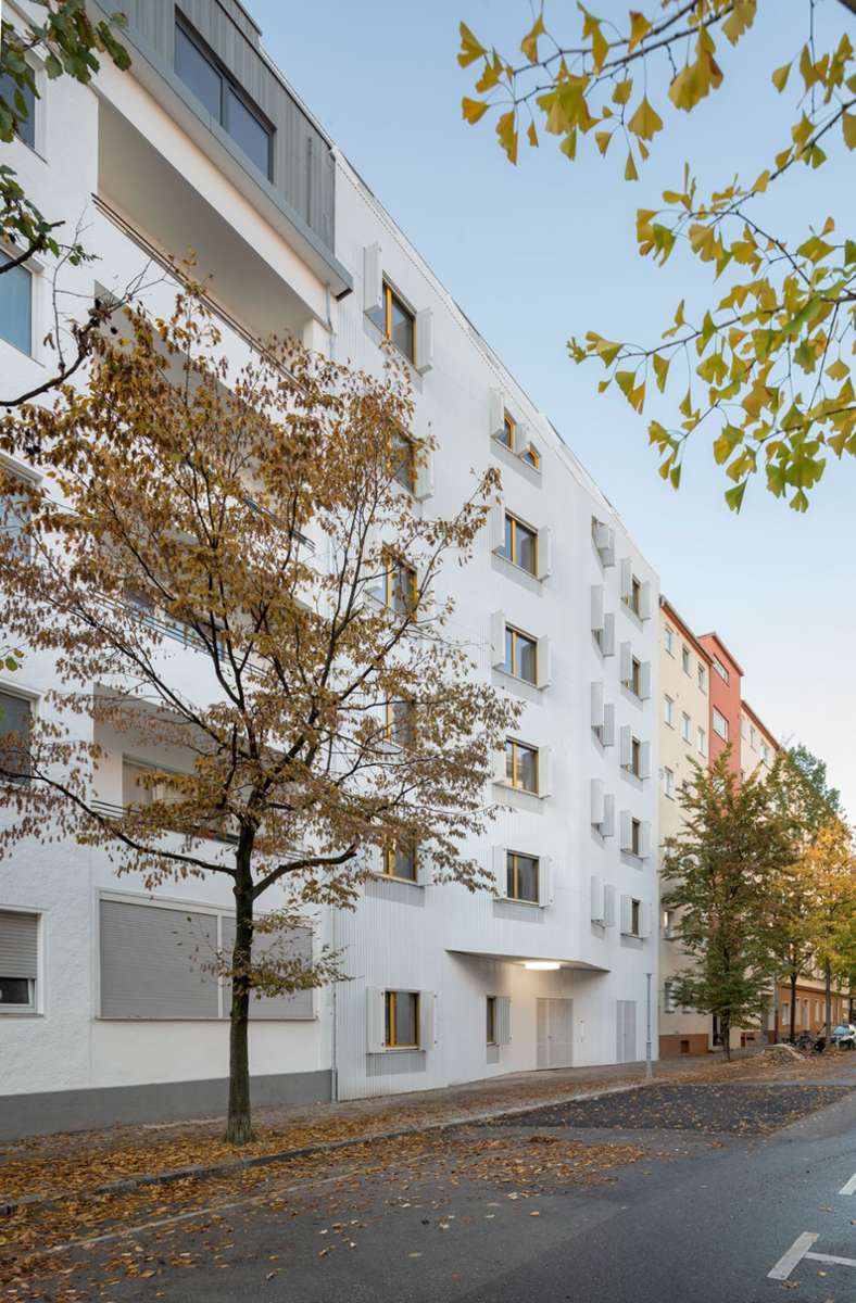 „Eisberg“ heißt eine andere Arbeit, ein Mietshausprojekt von rundzwei Architekten in Berlin Moabit: hier zu sehen die Fassade mit geöffneten Klappläden.