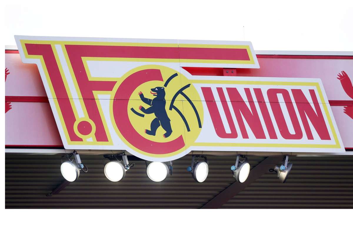 1. FC Union Berlin: 4,95 €, 100gr Schokolade kosten 4,13€.