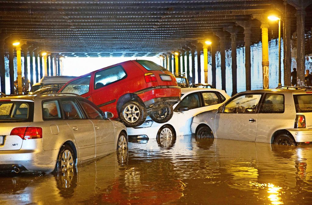 Berlin: In Berlin brachte der Regen volle Keller und schwimmende Gullydeckel, auch parkende Autos blieben nicht verschont.