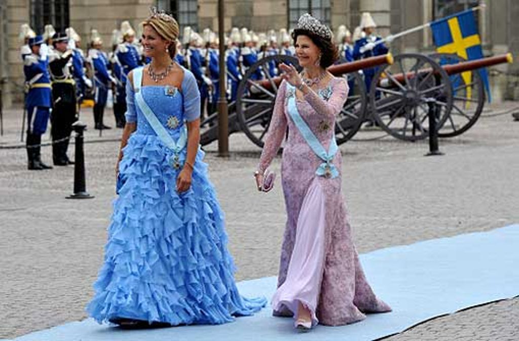 Der Höhepunkt des Jahres für die schwedische Königin. Bei der Hochzeit ihrer Tochter und Thronfolgerin Victoria im Juni läuft königin Silvia mit ihrer Tochter Madeleine über den roten Teppich.
