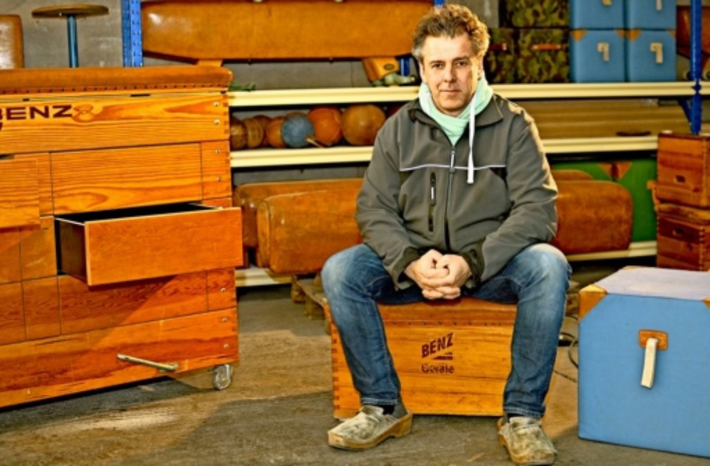 Andreas Gröbel baut Turnkästen, die normalerweise auf die Mülldeponie kämen, zu Möbelstücken um.